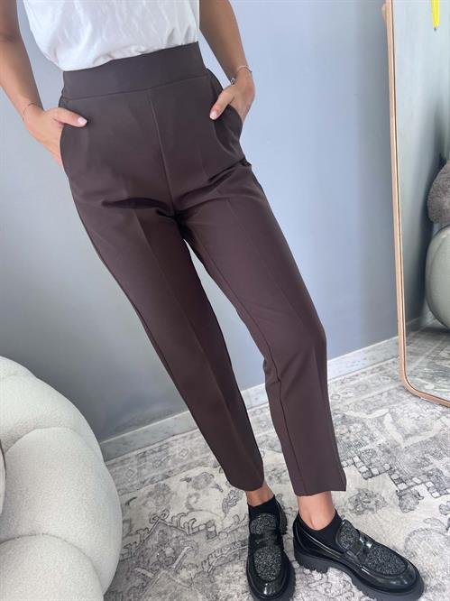 Pantalone sigaretta cacao con elastico dietro