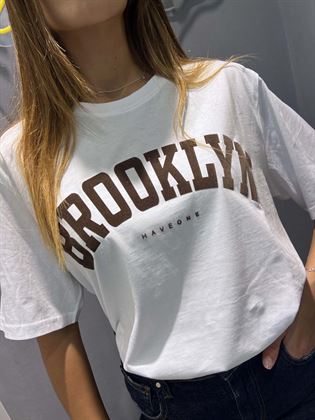  T-Shirt bianca scritta brooklyn marrone