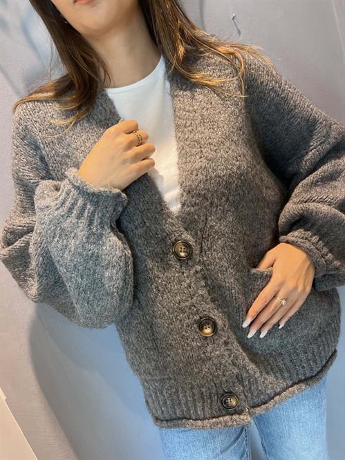 cardigan grigio con bottoni e taschine