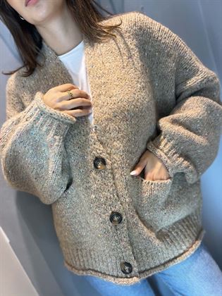 cardigan beige con bottone e taschine e fili colorati