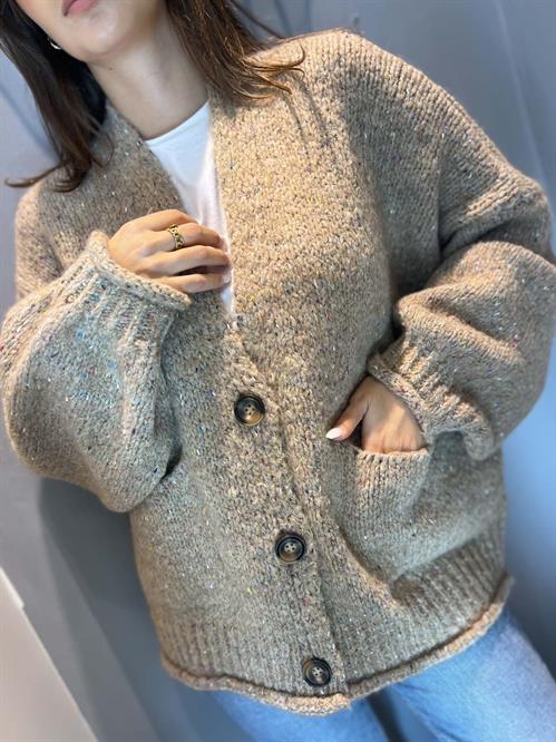 cardigan beige con bottone e taschine e fili colorati