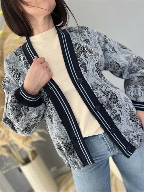 giacca bomber jacquard blu e celeste con spilla