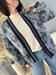 giacca bomber jacquard blu e celeste con spilla