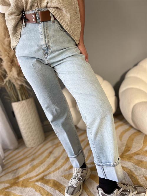 jeans modello MANDY  celeste chiaro con cintura marrone